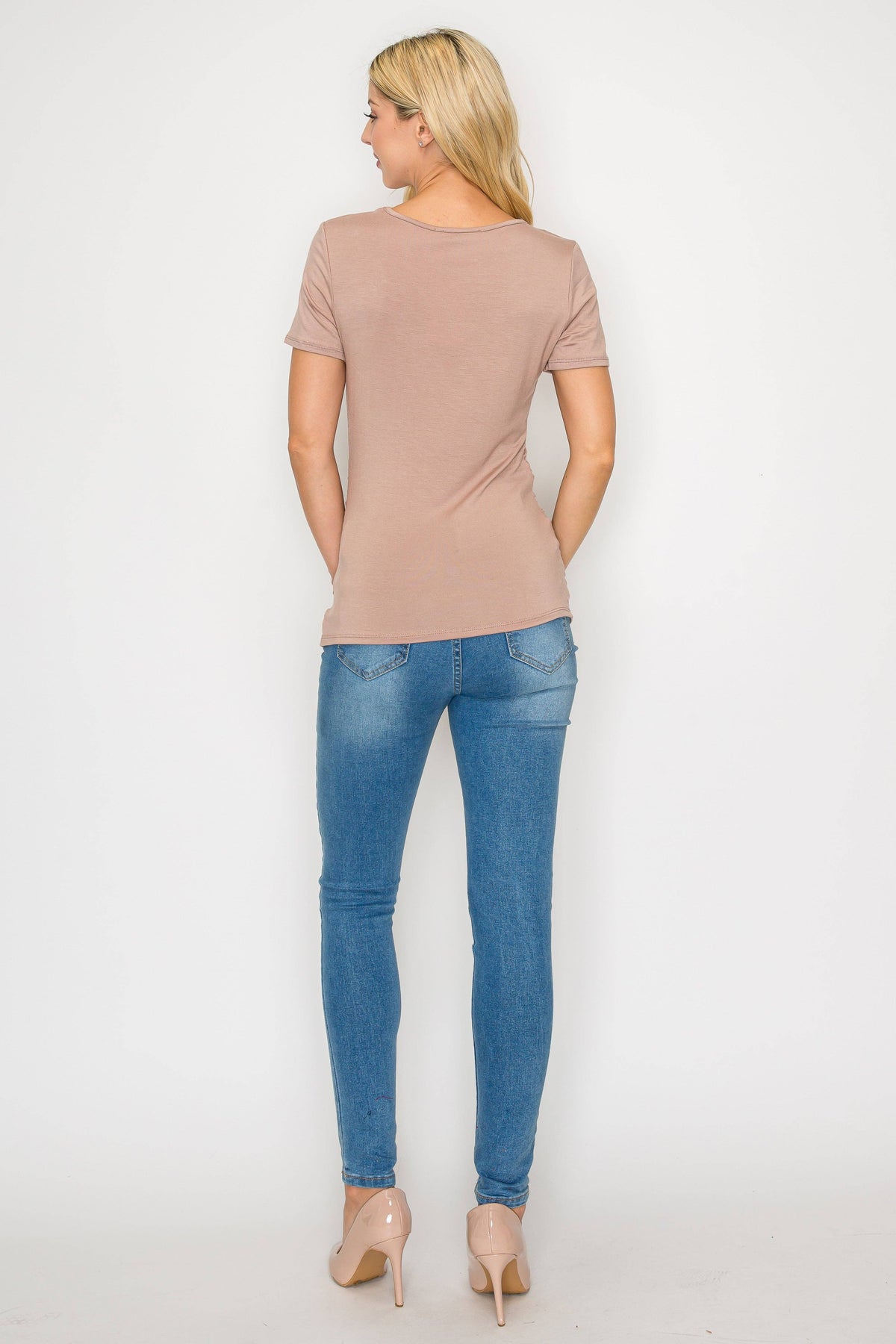 Elisse Casual Short Sleeve Top W/Side Ruched in Sand